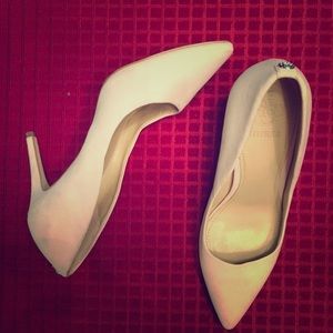 Size 5.5 Guess light cream pumps